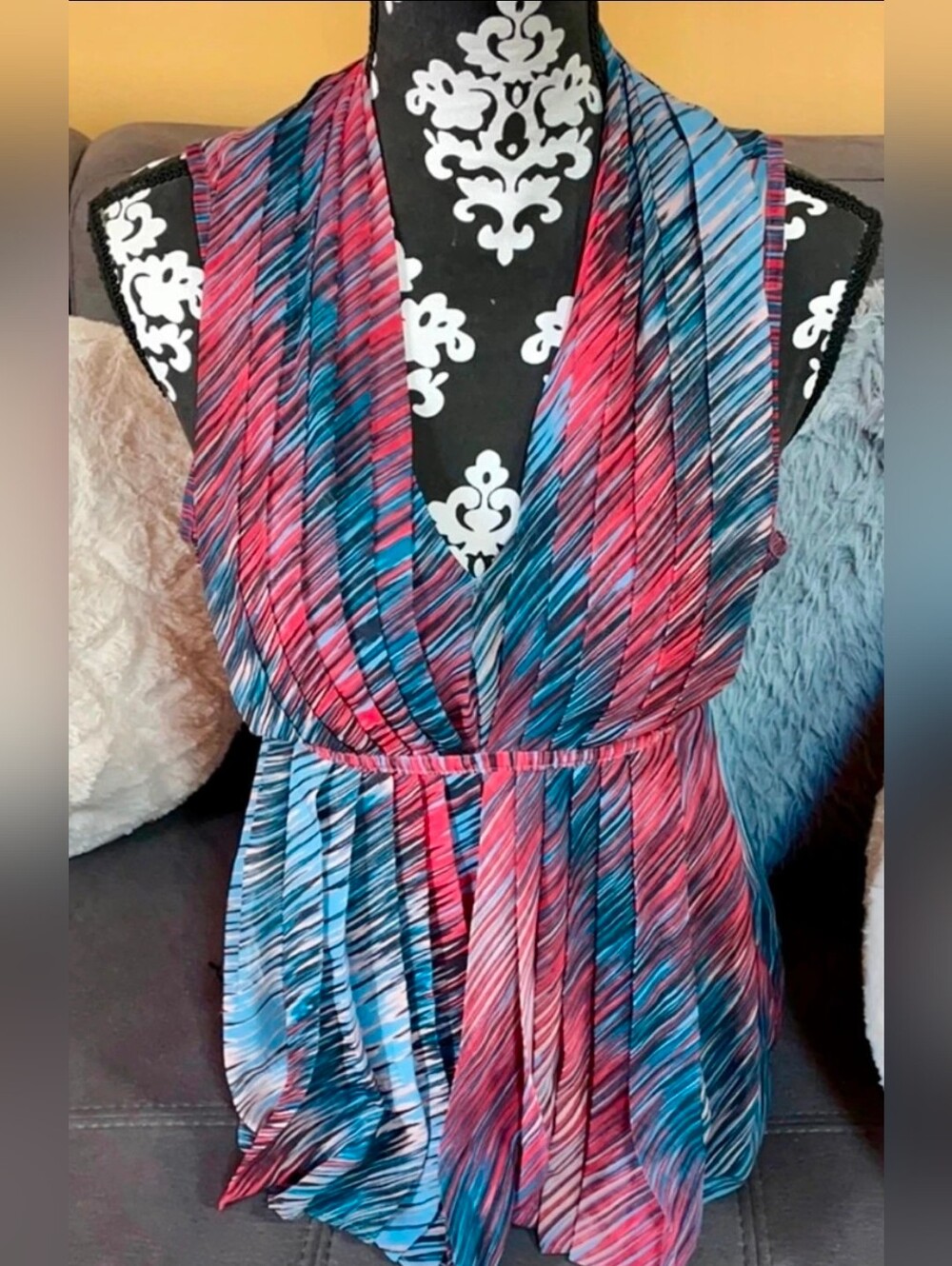 Jennifer Lopez Sleeveless V-Neck Multi-Color Pleated Top